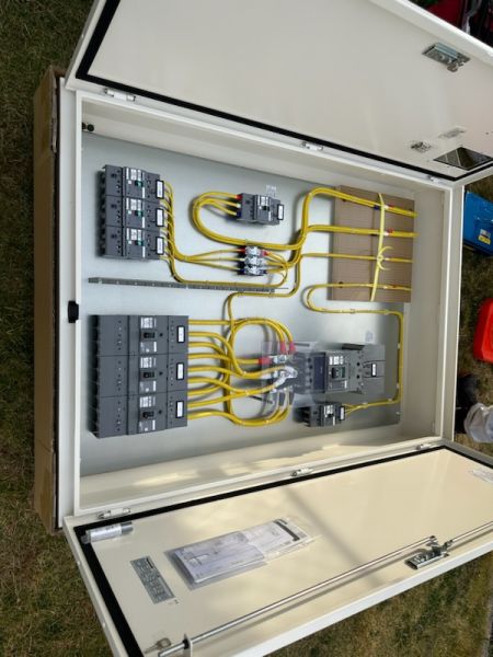 お疲れ様ですマンションの開閉器盤取替工事です